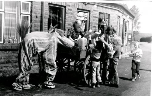 Familien med de 100 børn. Foto Roald Pay 1972